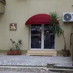 Small Boutique & Garden شقة تيرانا