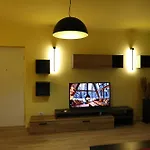 Small Boutique & Garden * تيرانا