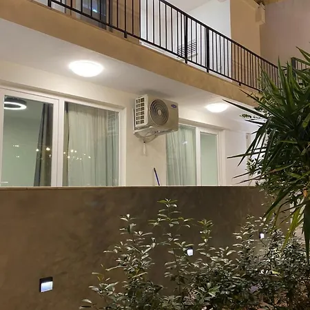 Small Boutique & Garden Apartman