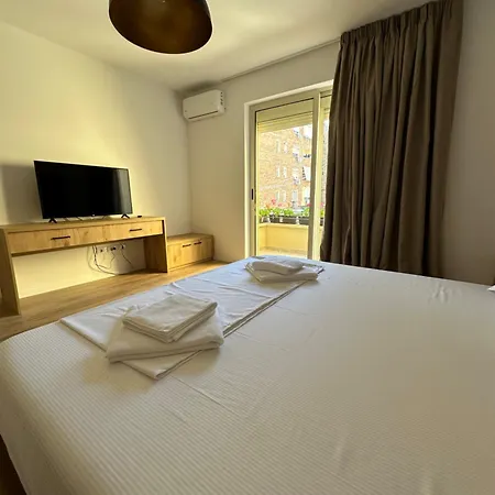 Small Boutique & Garden Appartamento Tirana