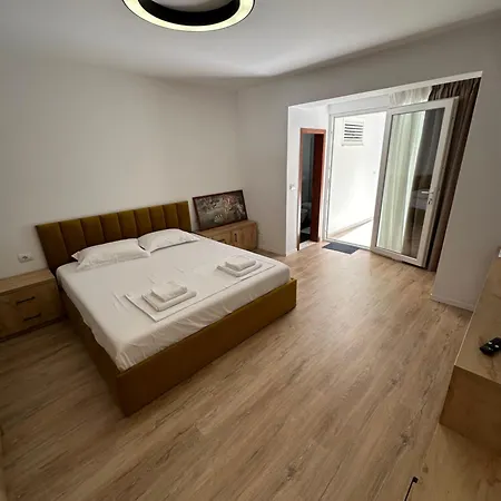 Small Boutique & Garden Apartman