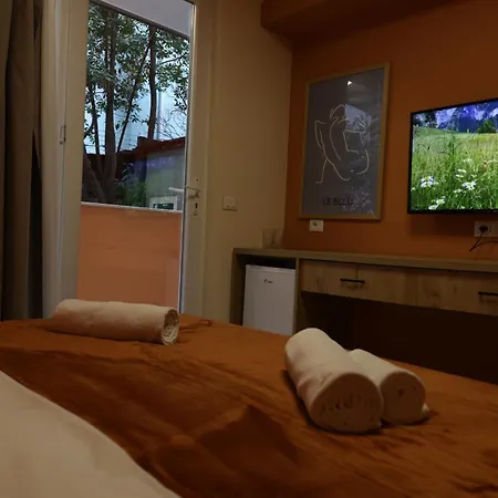 Small Boutique & Garden Apartman Tirana