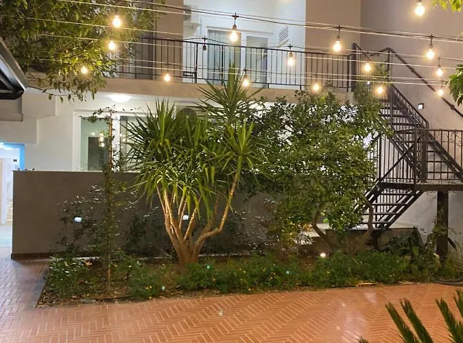 Small Boutique & Garden טיראנה