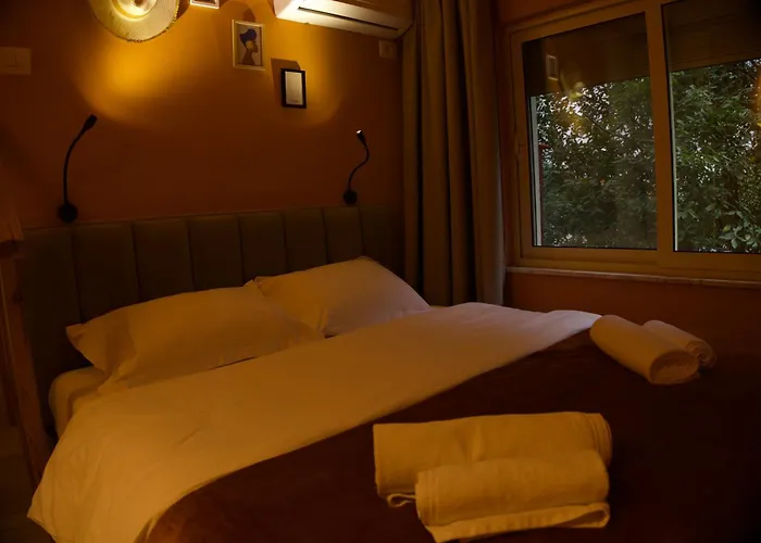 Small Boutique & Garden * 地拉那