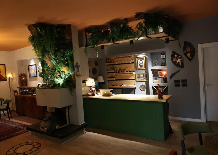 Small Boutique & Garden * 地拉那