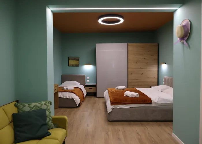 Small Boutique & Garden * 地拉那