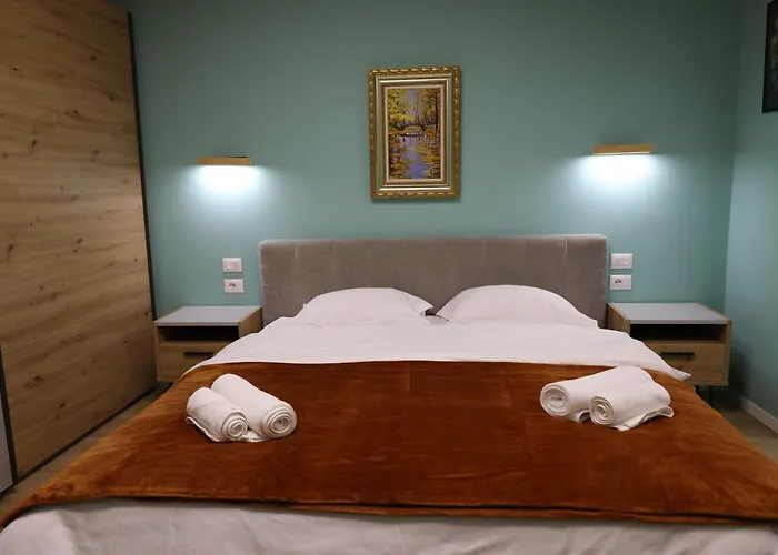 Small Boutique & Garden 地拉那