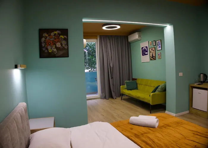 Small Boutique & Garden * 地拉那