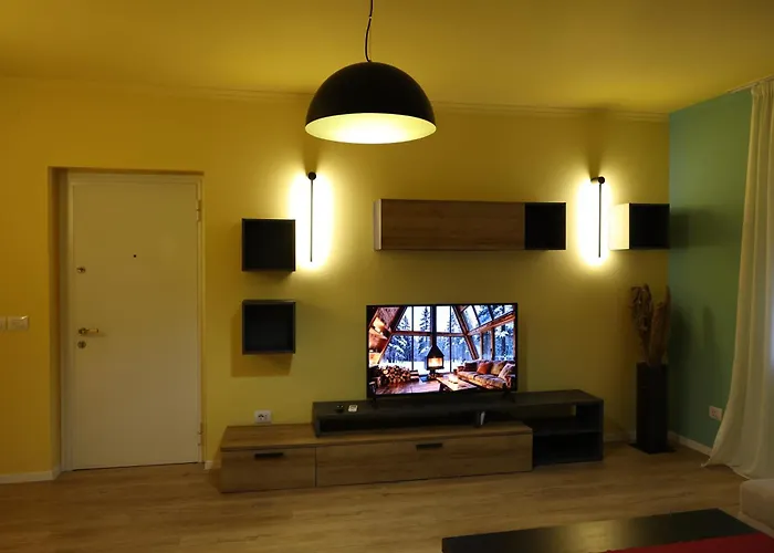 Small Boutique & Garden * 地拉那