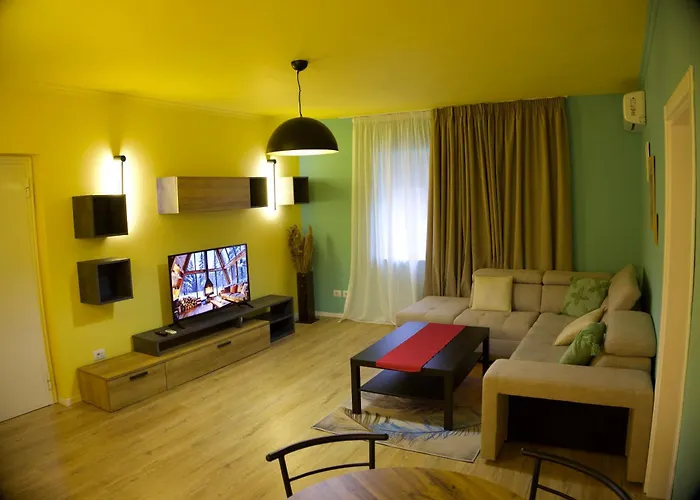 Small Boutique & Garden * 地拉那