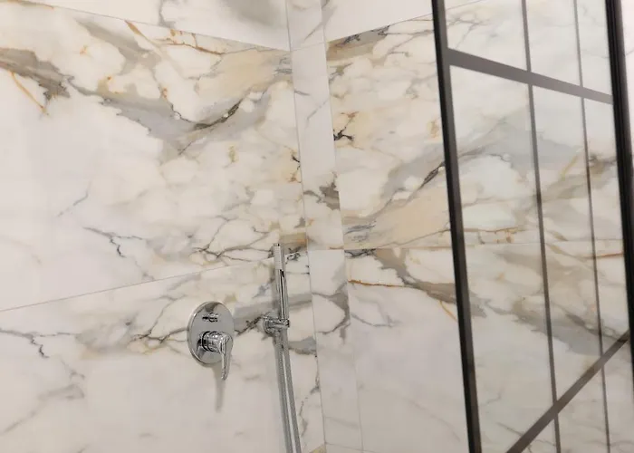 Small Boutique & Garden * 地拉那