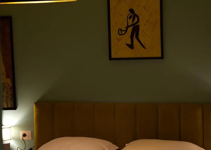 Small Boutique & Garden * 地拉那