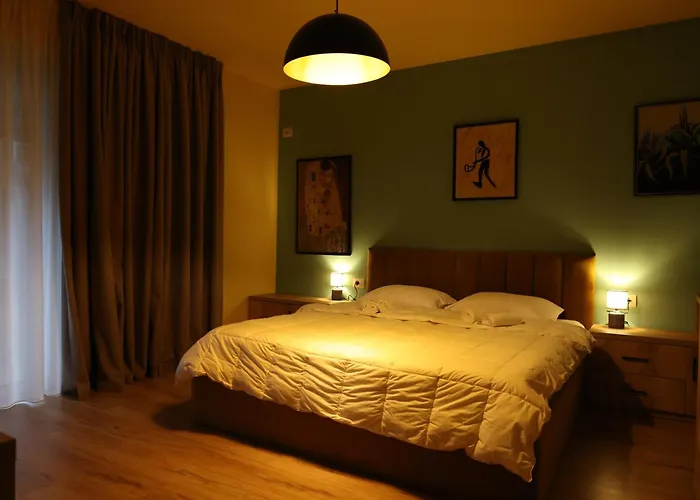 Small Boutique & Garden * 地拉那